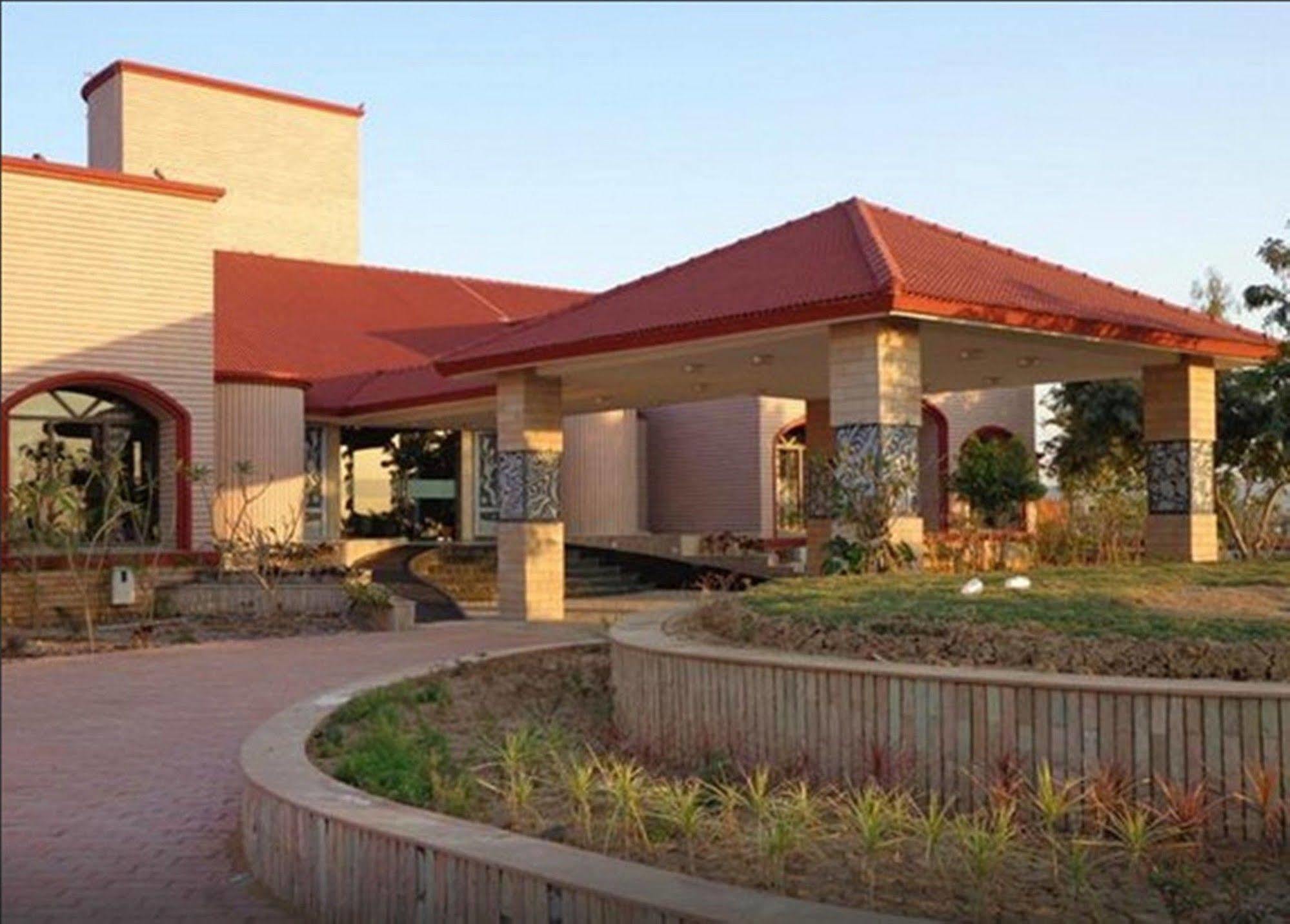 Regenta Resort Bhuj By Royal Orchid Hotels Limited Exteriör bild